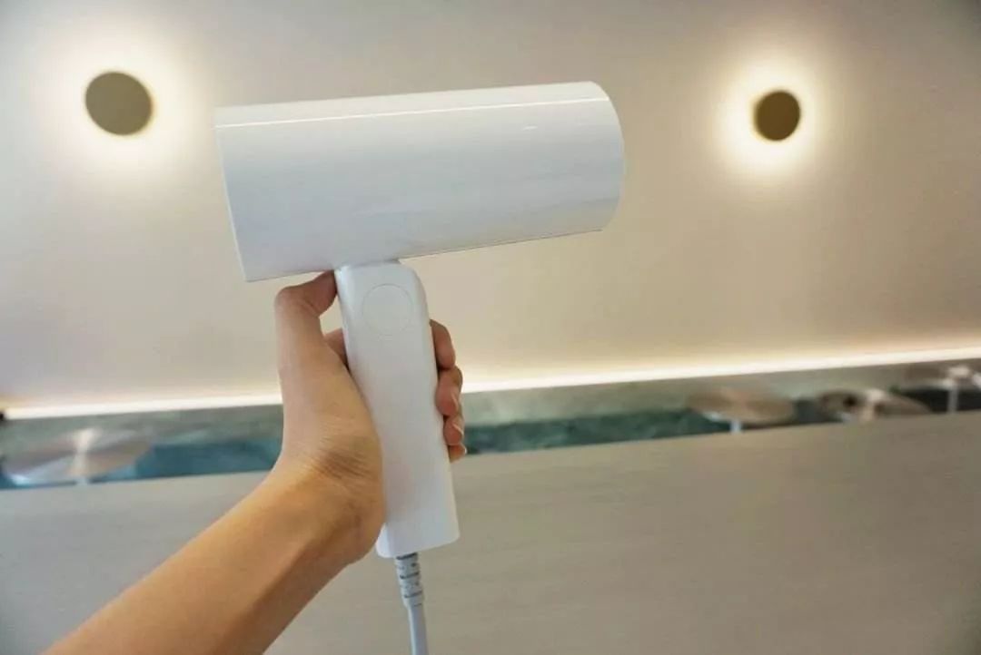 白墙有小坑怎么去除,白墙打洞上的污渍怎么去除