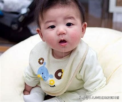 出生五天宝宝正确喂养姿势,婴儿出生5天要注意什么