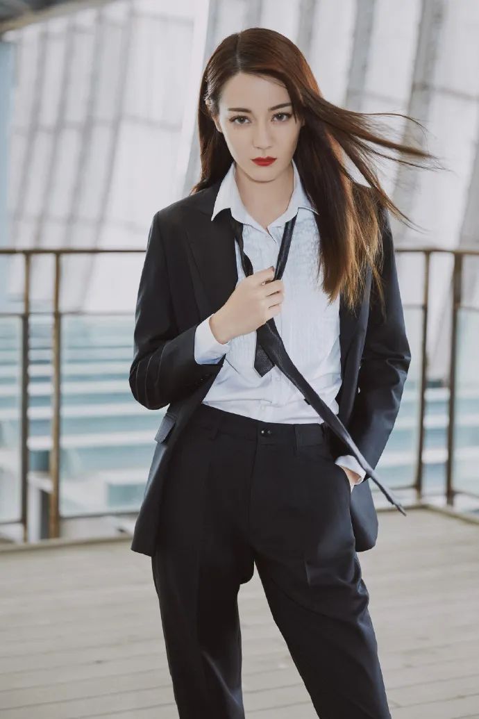 蝴蝶结领带衬衫搭配,白衬衫加领带怎么穿好看