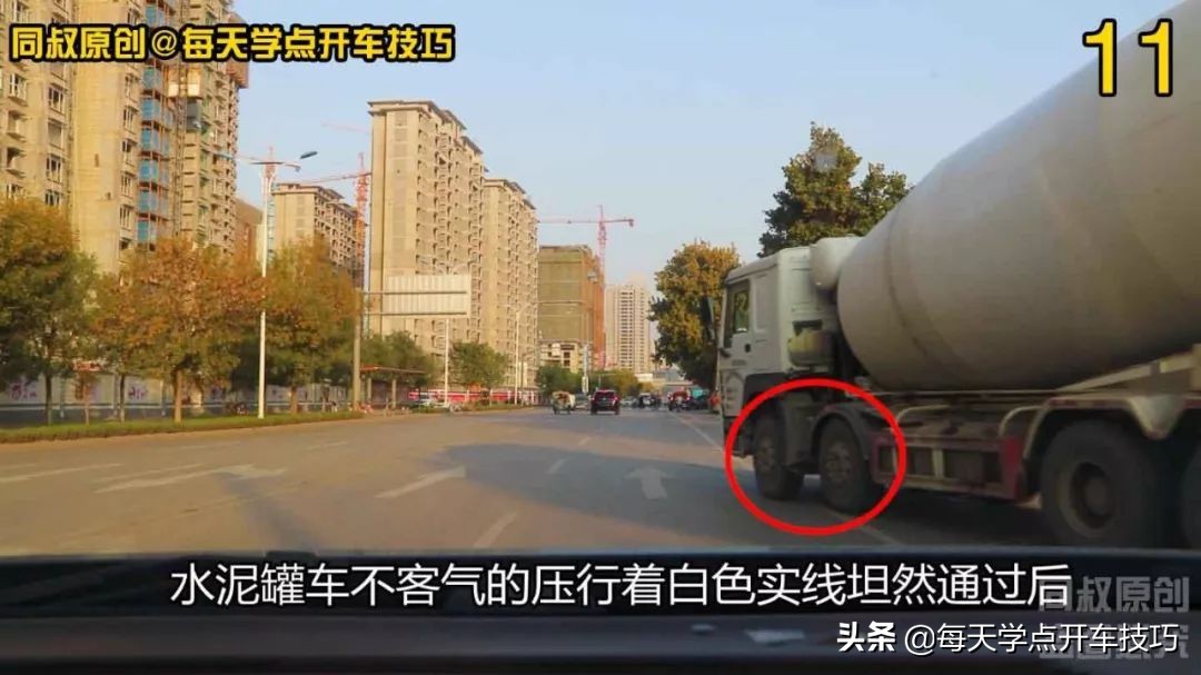 丁字路口直行为黄灯怎样通过,十字路口右转黄灯一直闪可以通过