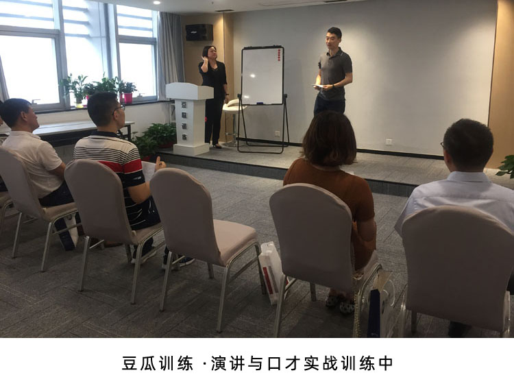 克服当众讲话紧张颤抖训练方法,如何克服当众讲话时紧张声音颤抖