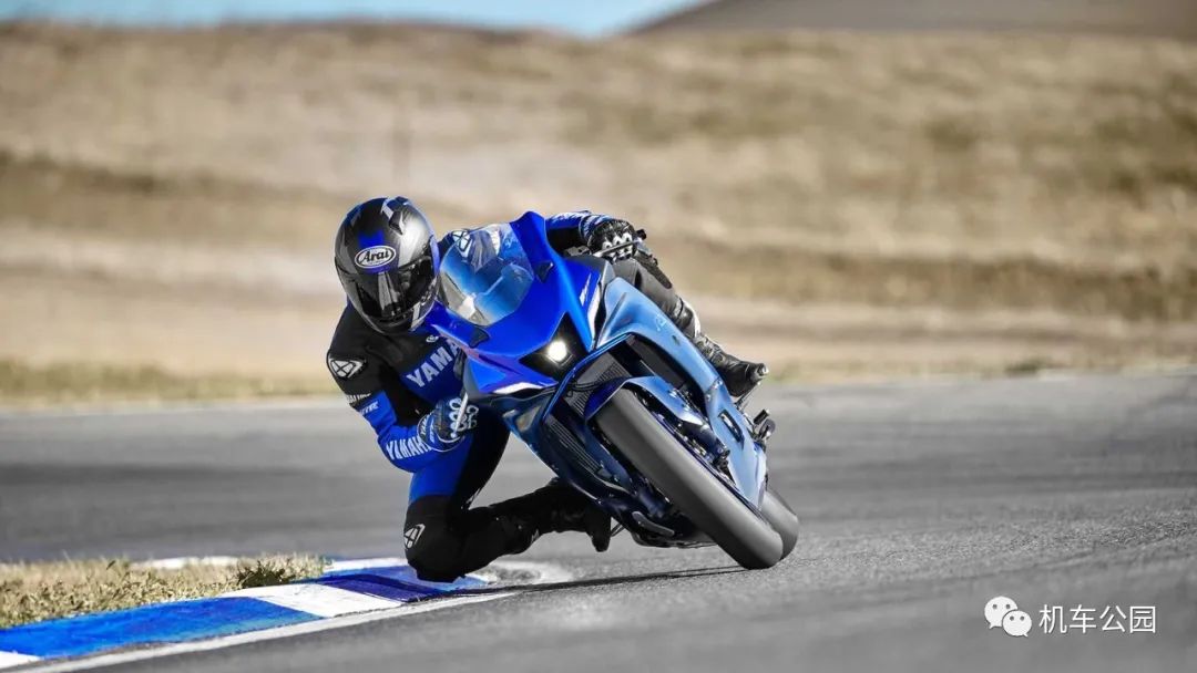 8999美元，雅马哈发布2022款R7，车身比R3还窄