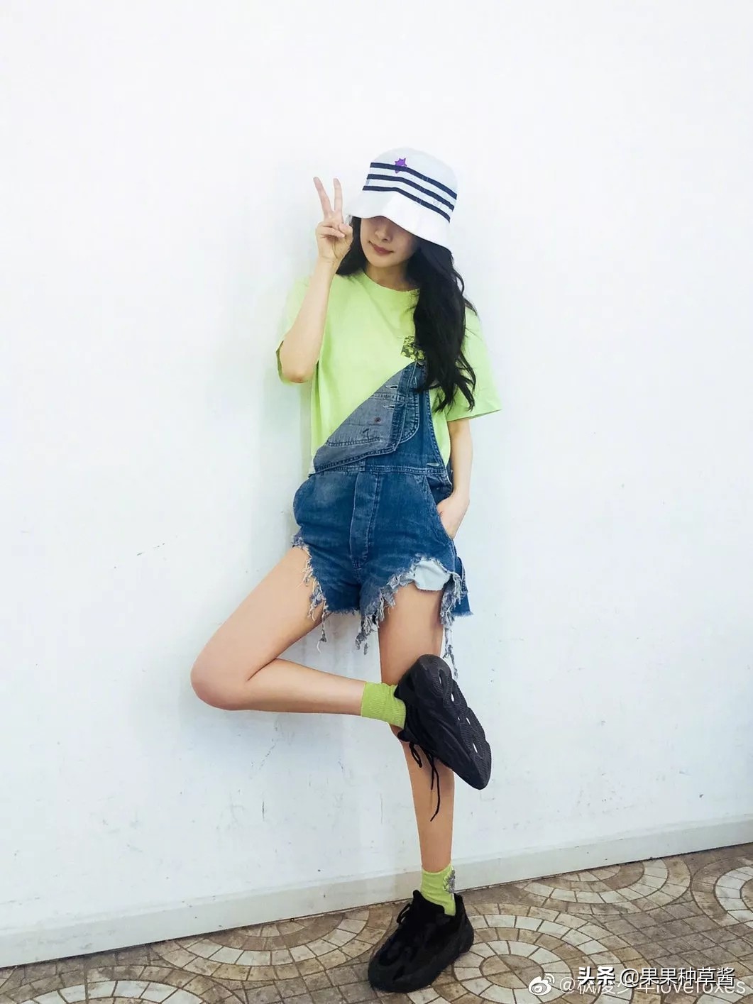 杨幂黑色字母袜王牌对王牌,杨幂格子衫高筒靴秀逆天长腿