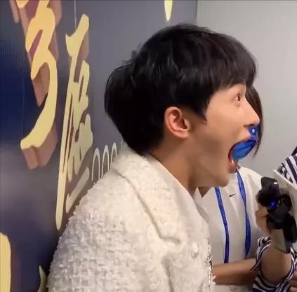 大湾区王菲出场谢霆锋表现,谢霆锋看王菲演唱会的视频