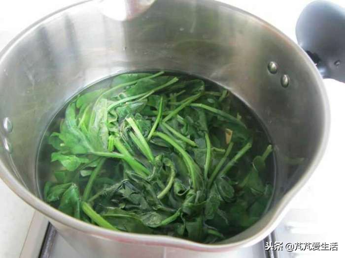 黑色衣服发白怎么恢复黑色小妙招,黑色衣服褪色了发白如何恢复原色