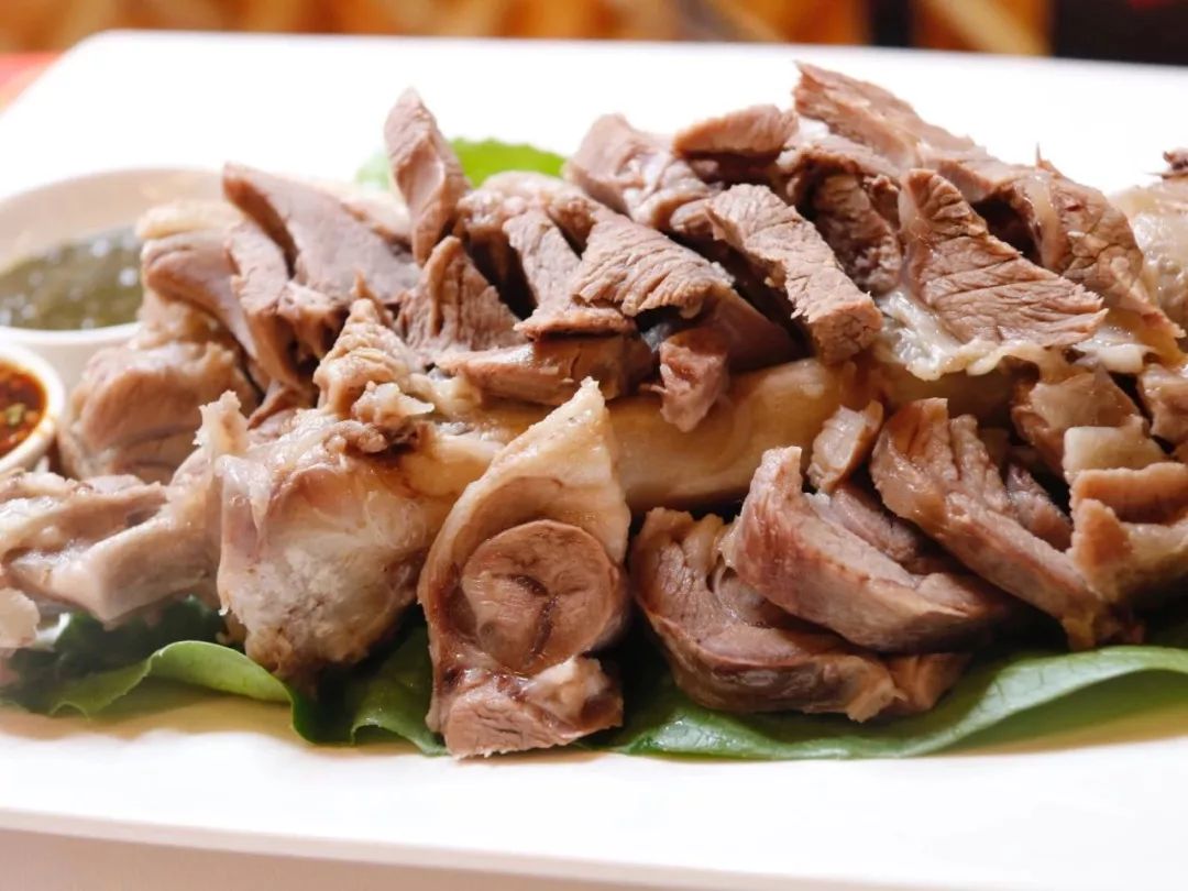 可以吃烧烤烤全羊的地方,有篝火烤全羊的地方