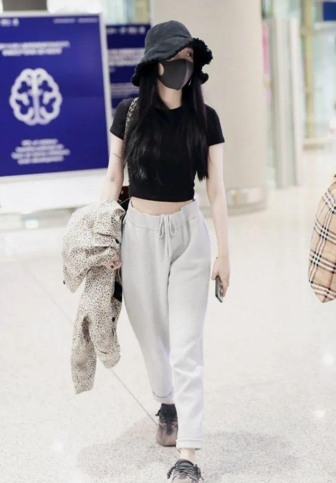 买百搭的衣服不撞款的t恤,春夏最值得穿的t恤