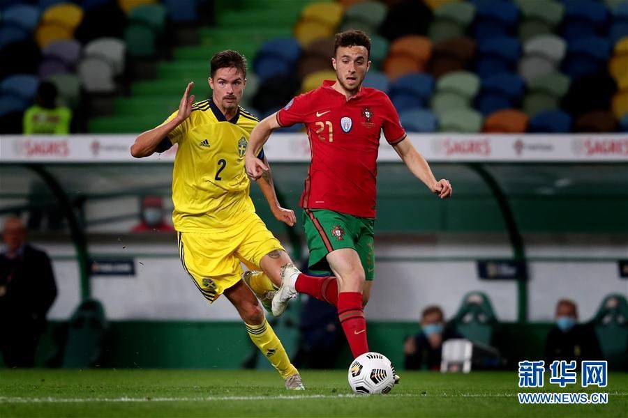 红衣配绿裤,足球红色衣服应该穿什么裤子