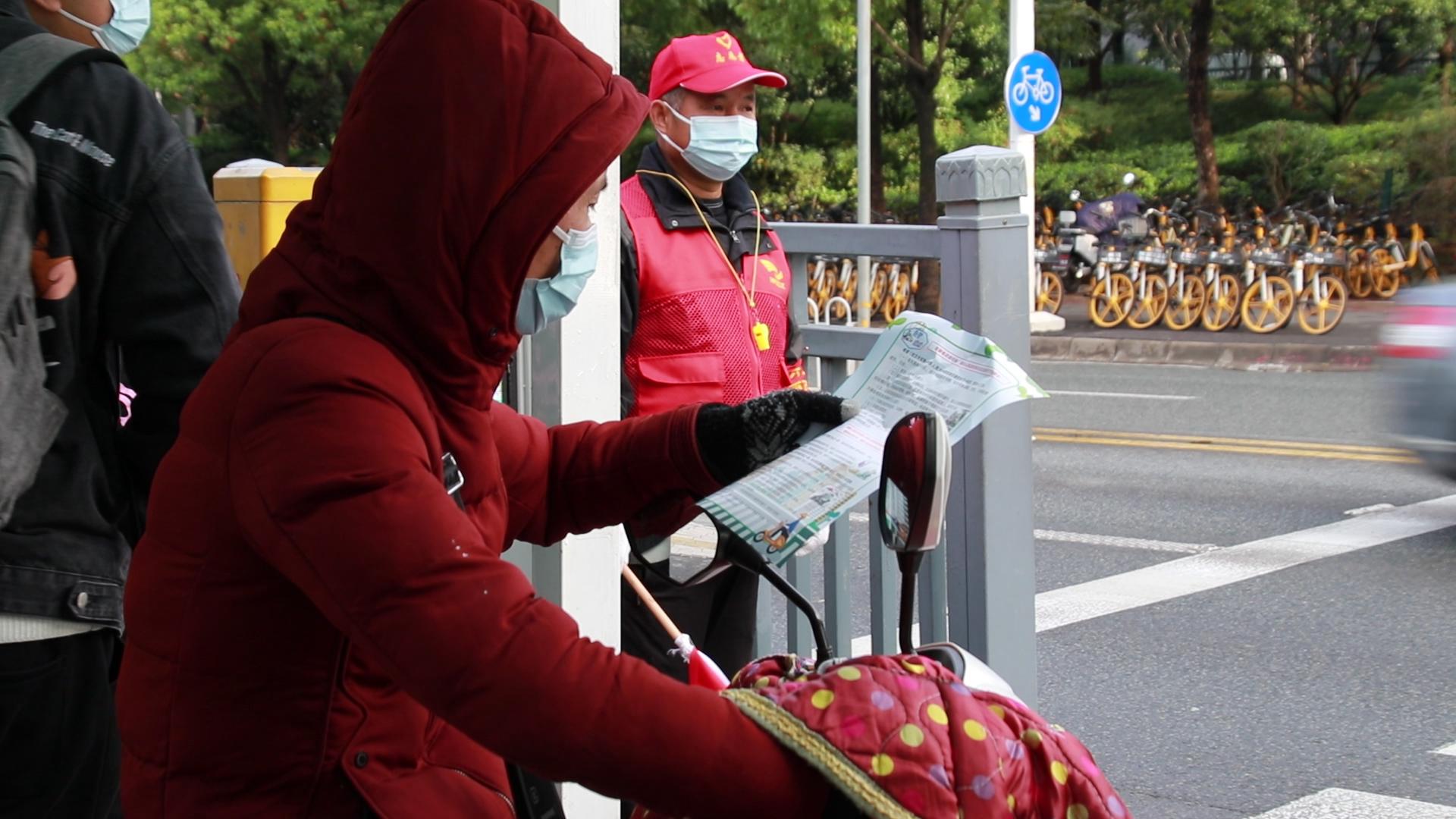 “小帽子关乎大安全”武汉经开区“三级领导”开展电动自行车“五进”宣传