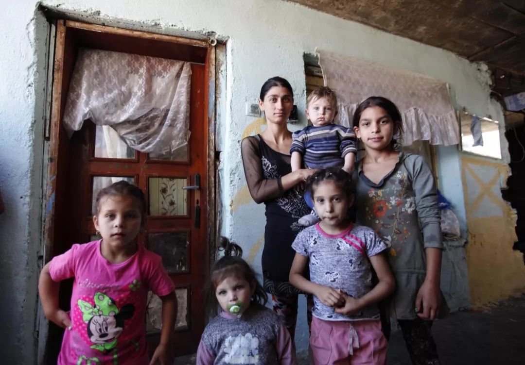 斯特林种族歧视原声,斯特林破门反击种族歧视好友