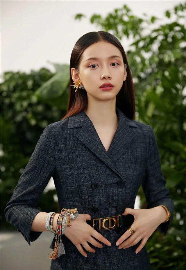 头型小的圆脸女生适合的发型,圆脸女生适合的发型有以下几种