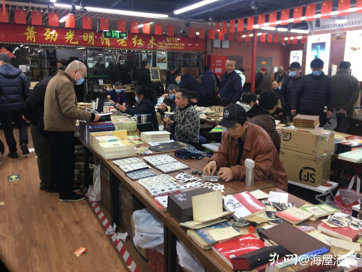 周末书市闲逛，大多数是普通书籍，稍有些价值的旧物件便要价不菲