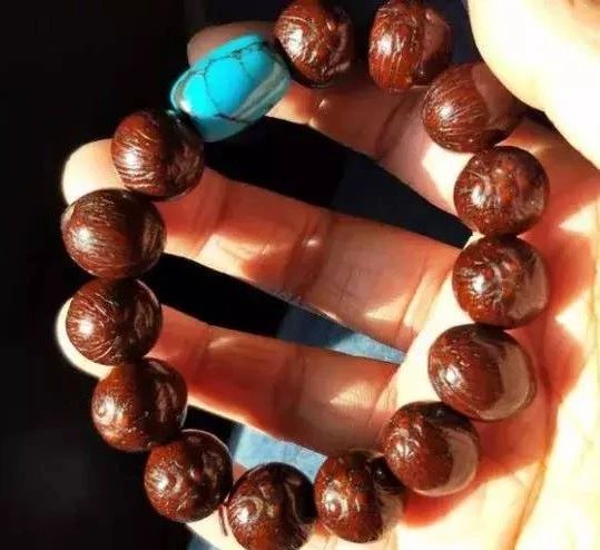 沉香手串包浆好还是不包浆好,怎样分辨包浆和不包浆的手串