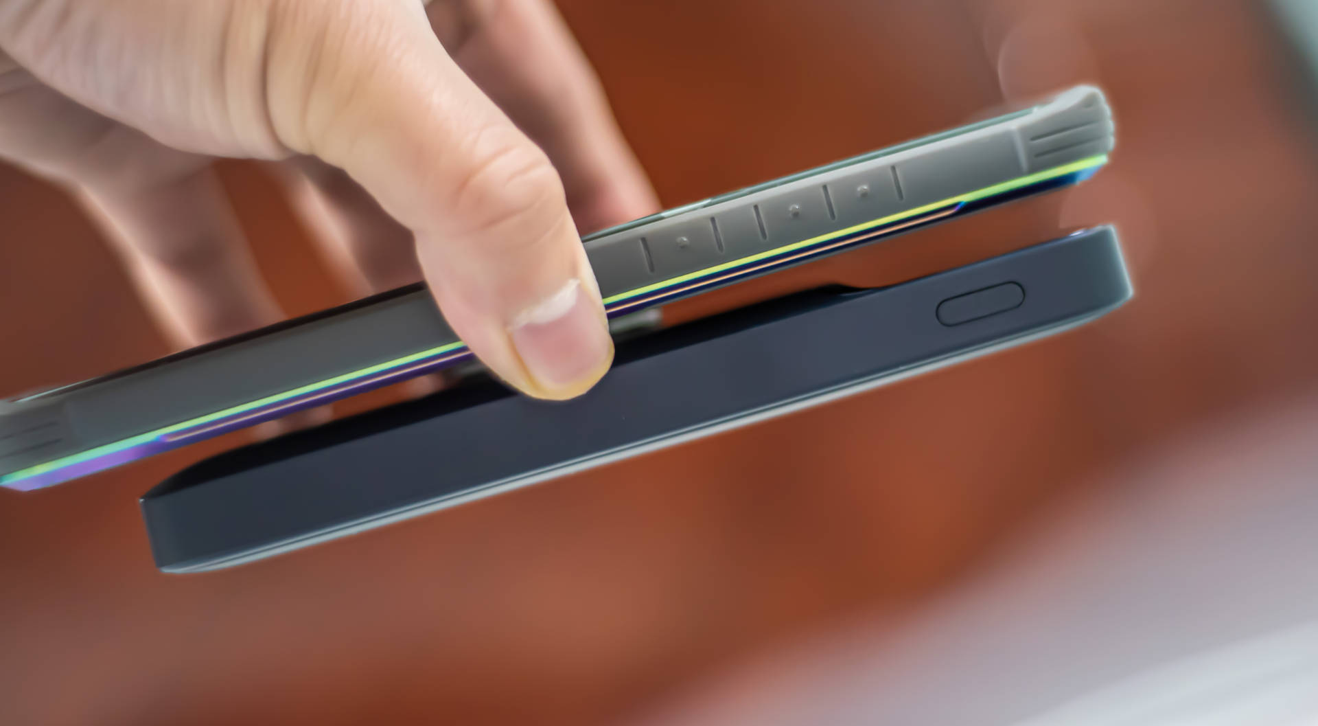 倍思磁吸无线充电宝20w快充专用,买倍思还是买绿联的磁吸充电宝