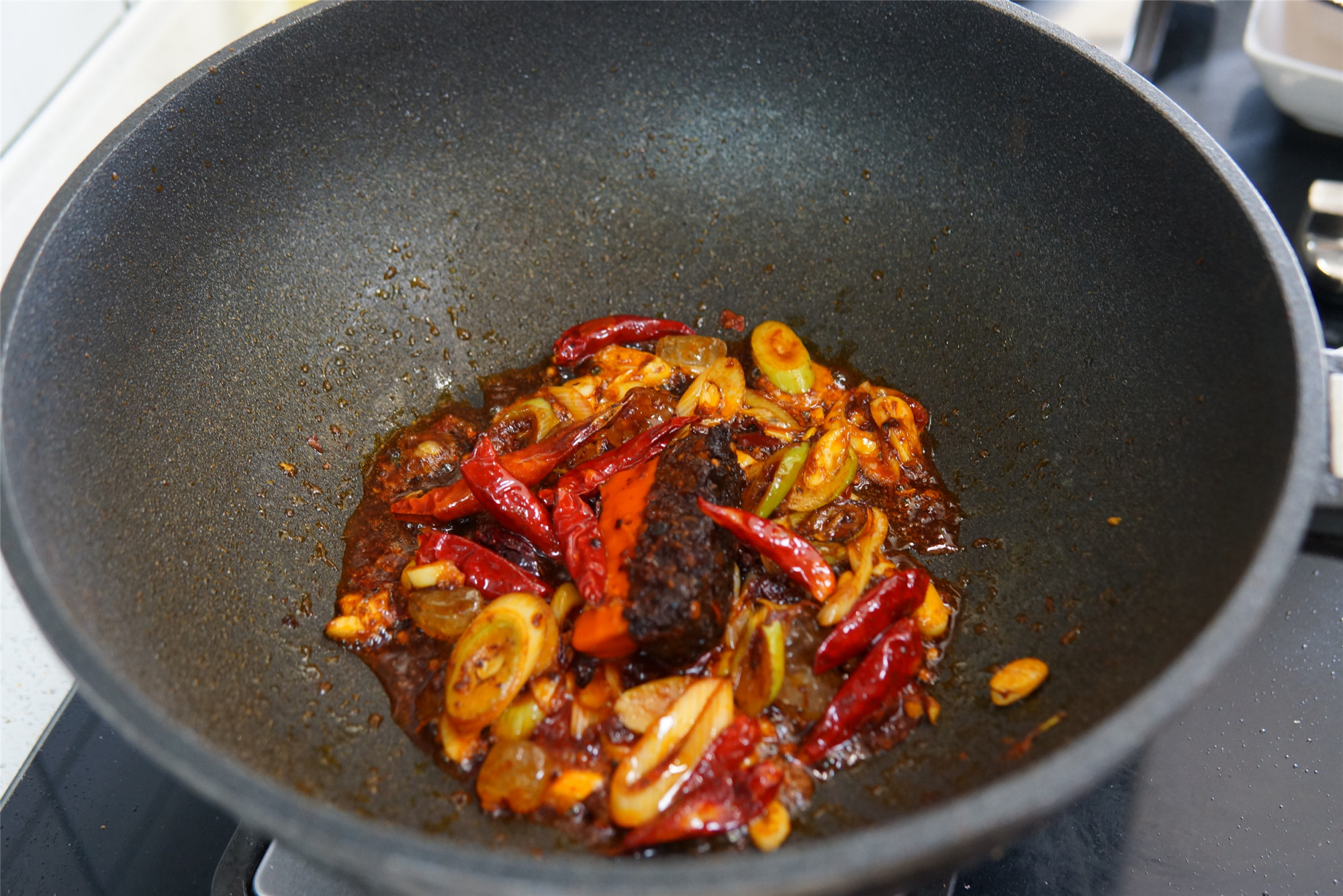 麻辣烫的汤底怎样熬制才好喝,做麻辣烫倒纯奶什么味