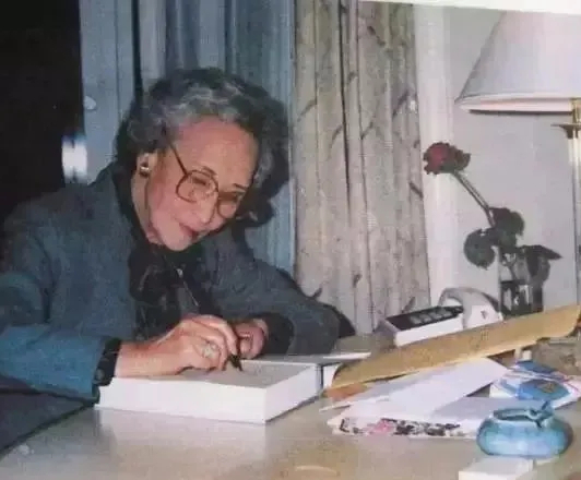 露脐染发星二代就是名媛？上过旺夫形象课吗？真正的名媛什么样