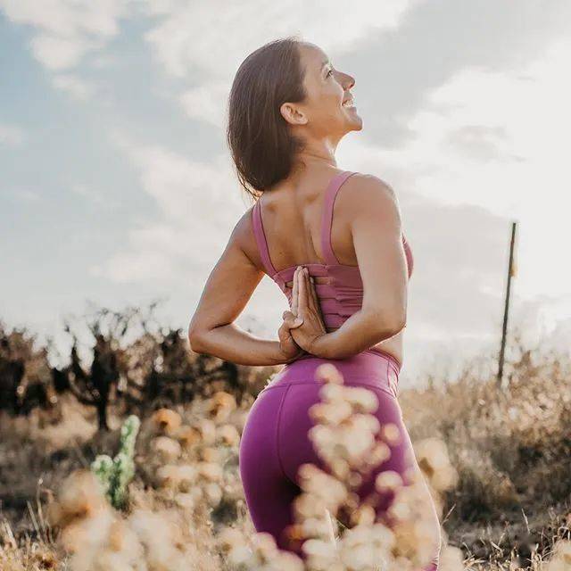 瑜伽瘦大臂和肩膀体式,手臂拜拜肉瑜伽教学