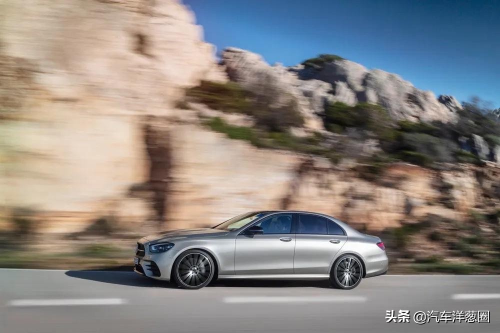 宝马发布全新车标,宝马蓝天白云标改黑白标