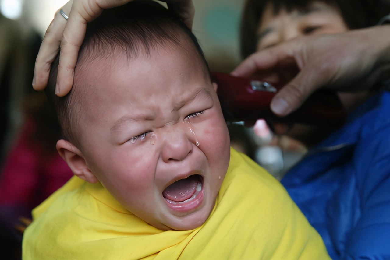孩子非常抗拒理发怎么引导,怎么能让孩子不害怕理发