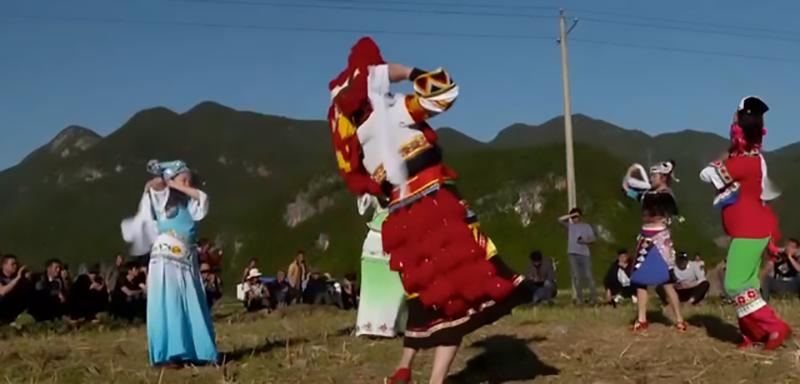 农村大叔养牛100头年收入100万,农村大叔养牛6000头