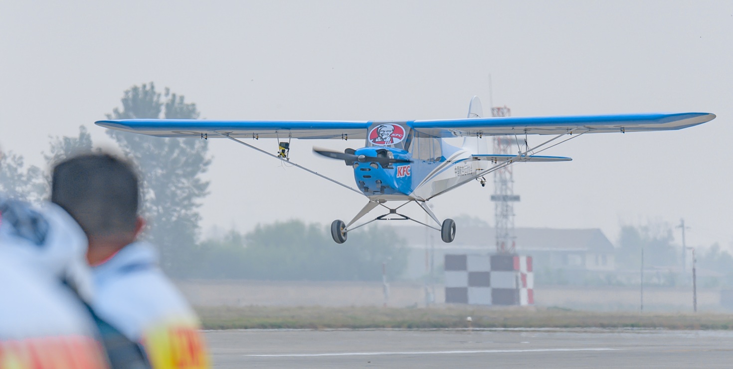 “上校爷爷”搭载航模，苍穹之上礼赞国庆