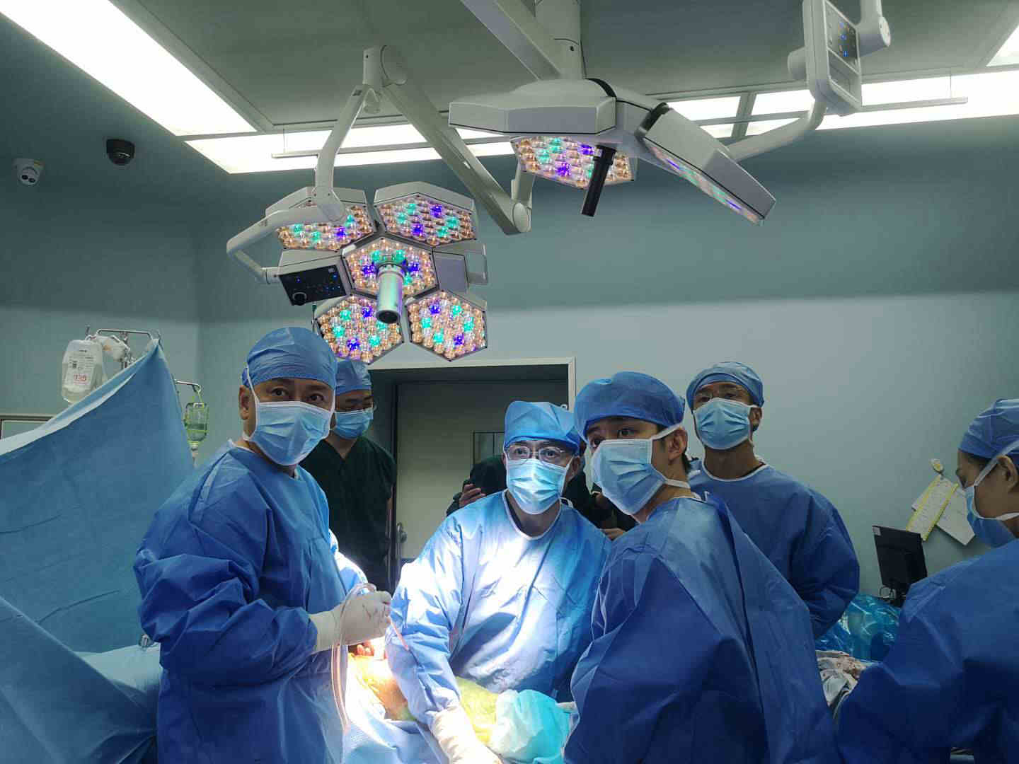 26岁小伙腰腿痛,男子51岁两胯痛是怎么回事