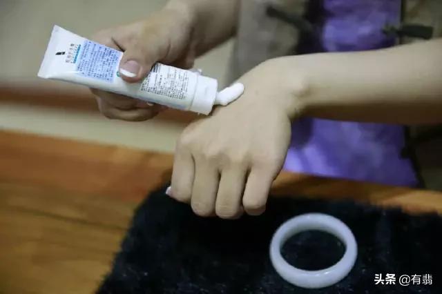 翡翠手镯戴的方法,玉手镯要怎样戴和脱