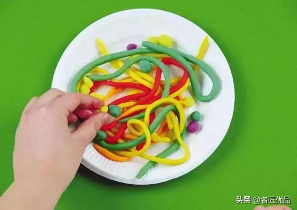 如何利用纸板做出简单的手工作品,蛋壳纸杯做的简易手工