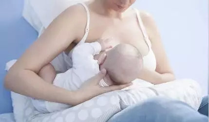 产后腰疼月嫂如何给宝妈调理,产后坐月子的新妈妈如何巧妙应对