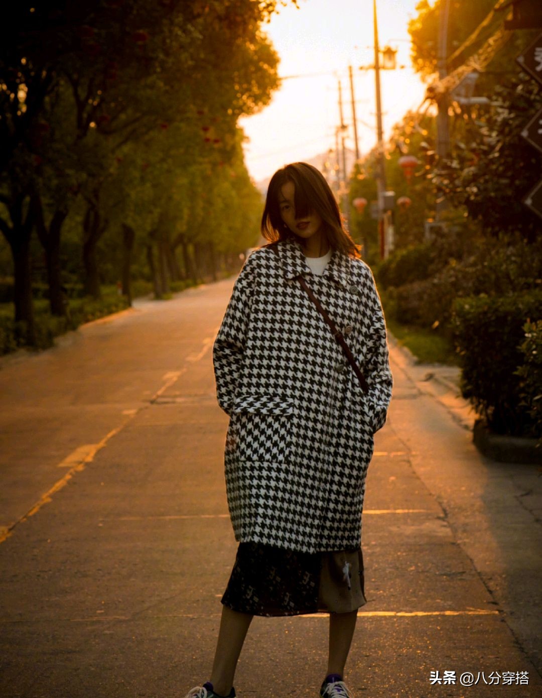 刘雯仗着超模身材就“乱穿”，超肥千鸟格大衣穿出高级感，太任性
