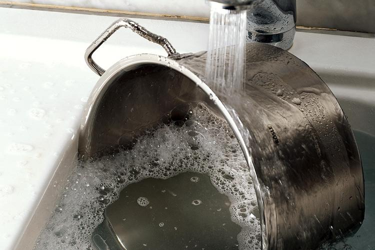 不锈钢锅里烧焦黑怎么清洗干净,不锈钢锅烧焦了怎么办