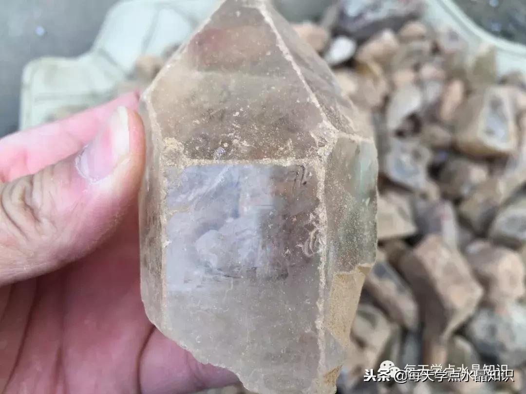 天蒙蒙亮赶个早市看一看天然水晶毛料市场