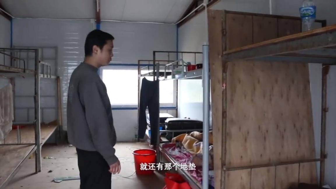 三和大神上一天玩三天，日结100吃4元的面，8块钱网吧包夜