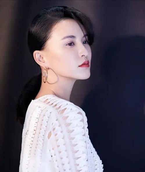 “神婆”莫小奇：大学怀孕生子，败光父母80万，圈内“乌鸦嘴”