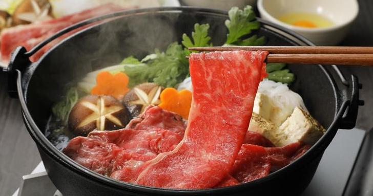 寿喜烧在日本料理中的地位,日本寿喜烧为什么要蘸生鸡蛋