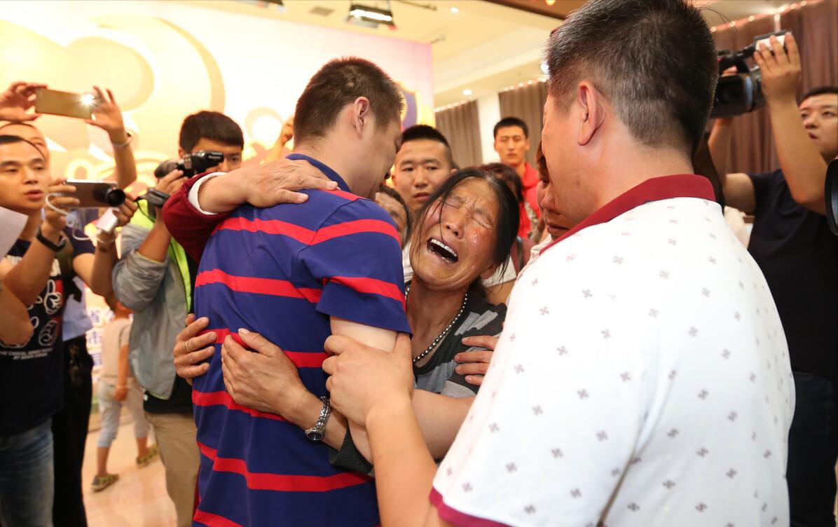 街上碰到人贩子光大喊没用,掌握5种求救方法,才能真正帮到你