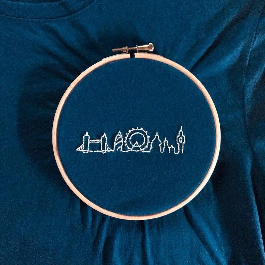 自己绣在衣服上的简单刺绣,手工刺绣t恤字母配色图片