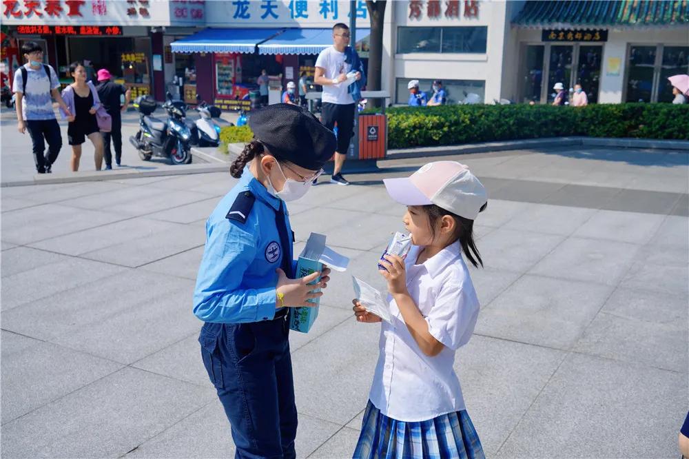 这个国庆节，上汽大众ID.家族用志愿红表达心中热爱