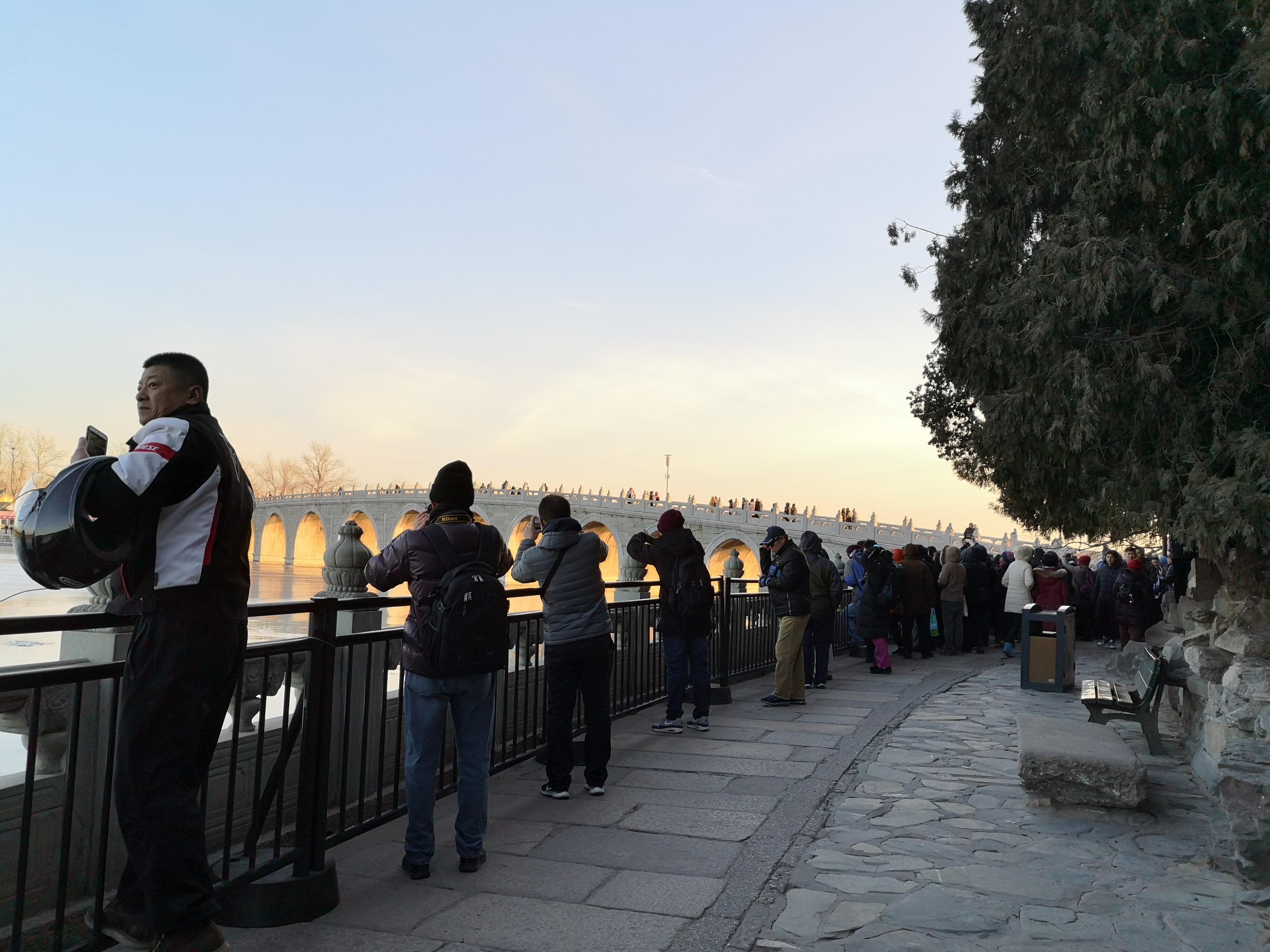 逛颐和园观十七孔桥金光穿洞,离颐和园金光穿洞奇景最近的入口