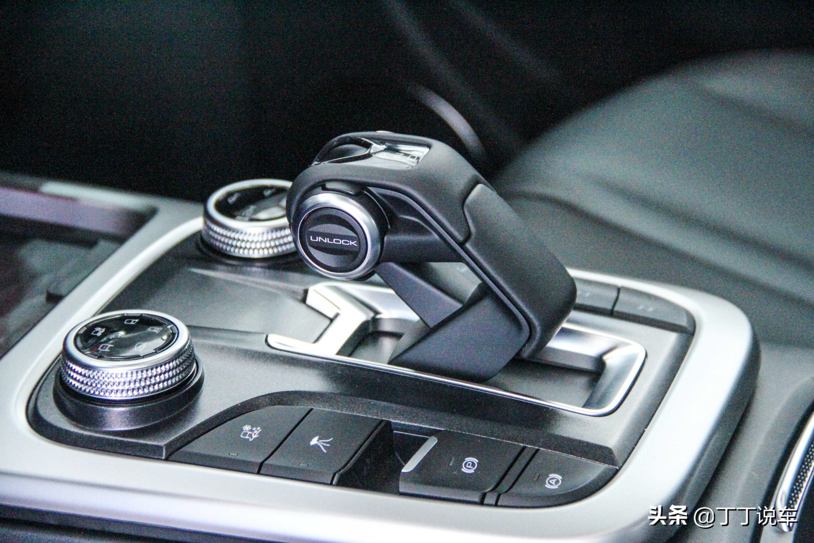 伤害高、*辱侮**性也极强，试驾WEY坦克300