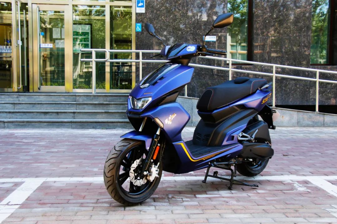 城市高颜值燃油踏板车,城市炫酷150踏板摩托车推荐