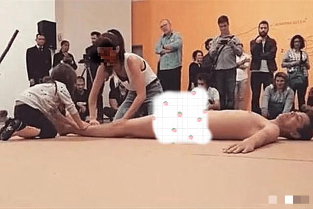 巴西艺术家行为艺术，母女行为引路人争议，网友：性无知真可怕