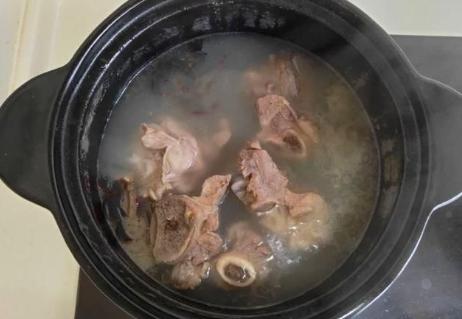在家炖的羊汤为啥不白,自己在家骨头汤怎么炖奶白