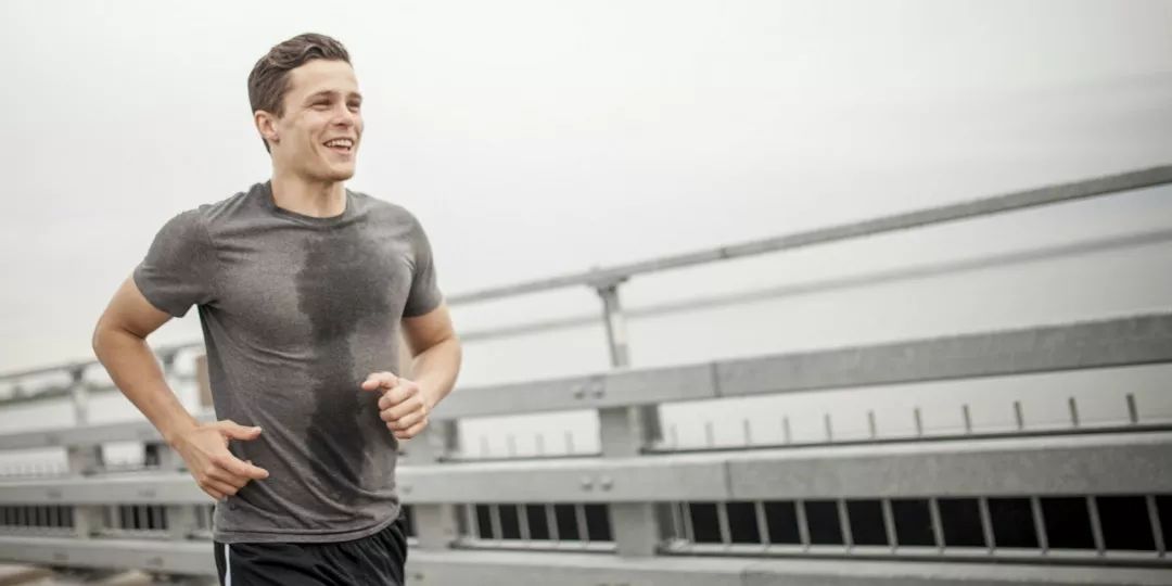 凭什么他跑五公里就不出汗!我八百米不到湿了一身?