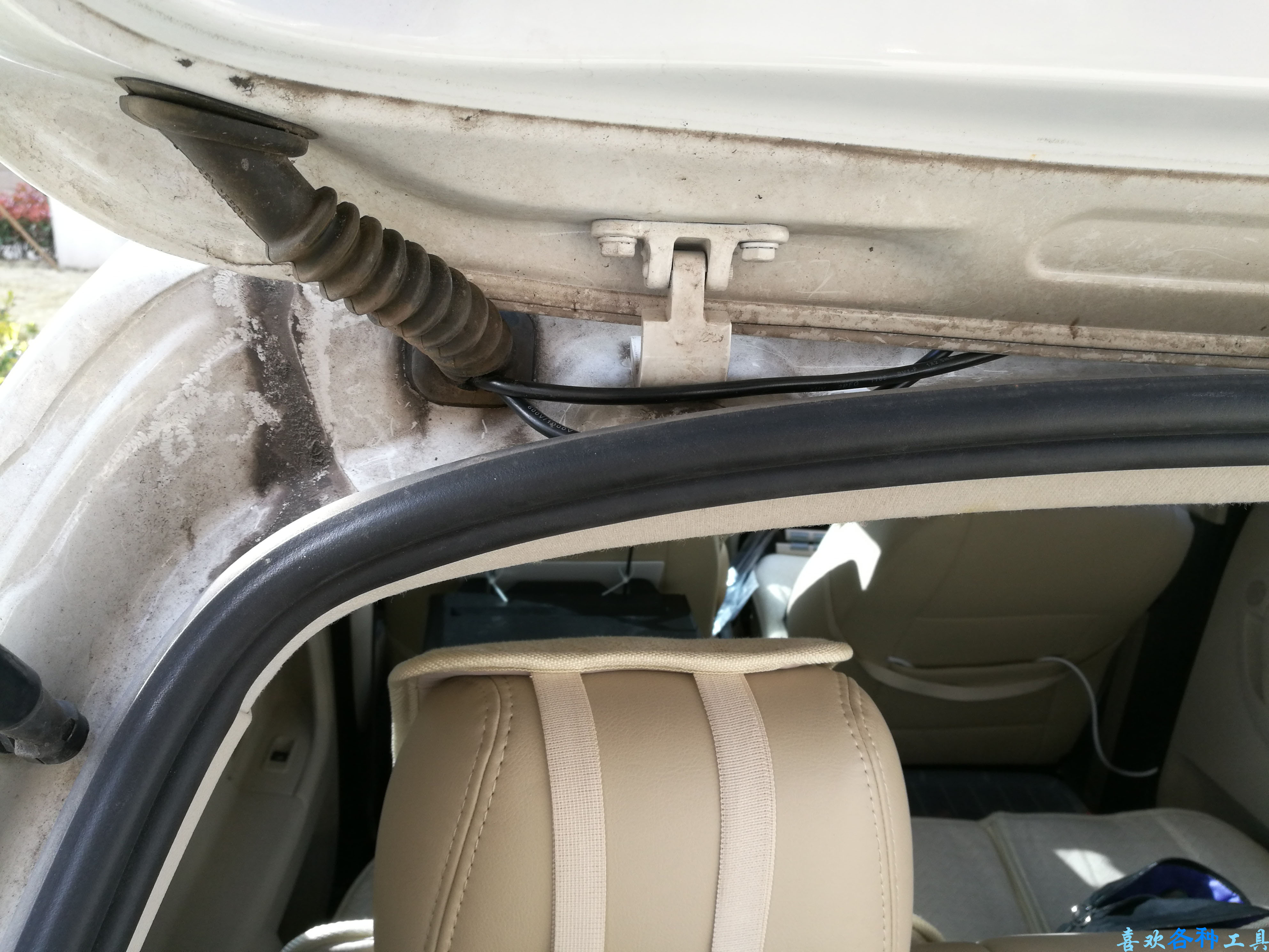 车顶装太阳能板给移动电源充电,车顶太阳能充电板安装方法