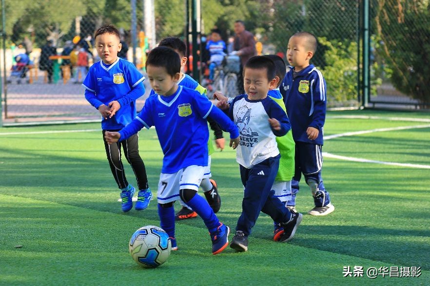 小孩足球训练15秒短视频,儿童足球爆发力和速度训练