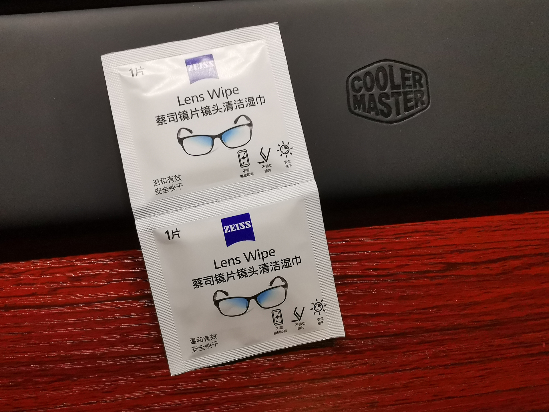 这套花费超过2W的桌面看起来是如此朴素