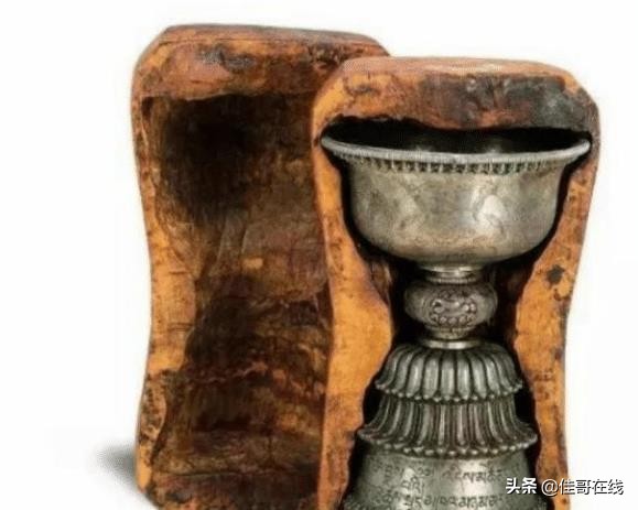 小伙进入千年古墓发现led灯,揭秘古墓长明灯千年不熄之谜