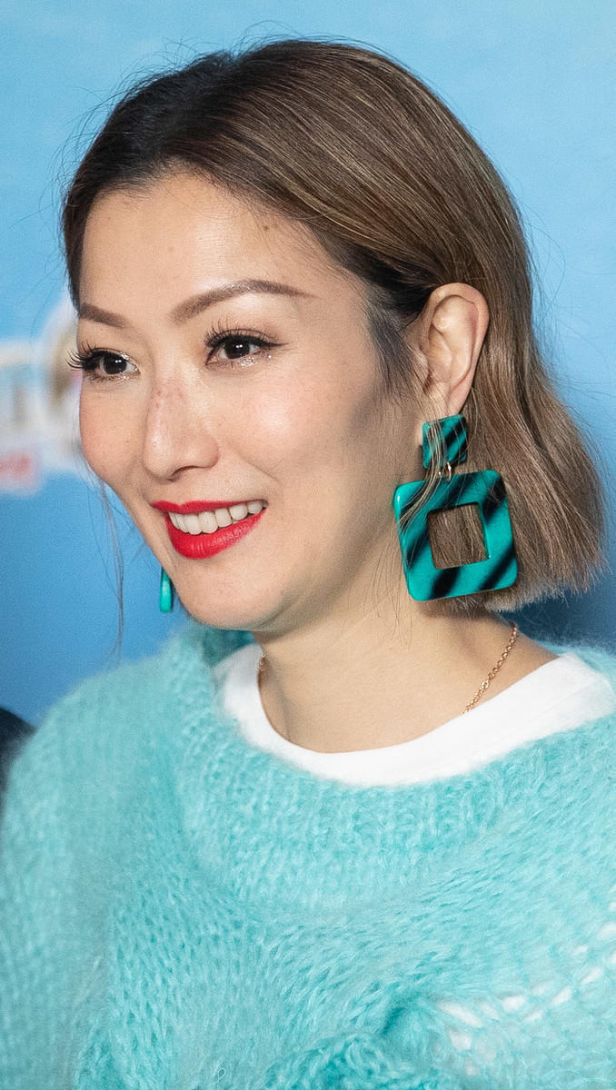 郑秀文减龄背心,郑秀文蓝衬衫搭配