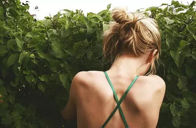 夏天就要心机露肤才更显瘦,又到了夏天露腿露肩的季节